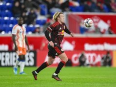 La difesa in difficoltà dei Crimson Bull si scontra con il terribile attacco della DC