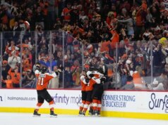 Il primo gol in carriera di Porter Martone regala ai Flyers OT la vittoria sui Bruins
