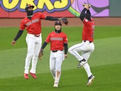 Gabriel Arias e CJ Kayfus aiutano i Guardiani a dividere il conto gemello con i Cubs