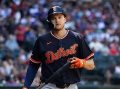 I Tigers CF Parker Meadows vengono portati through dopo la collisione