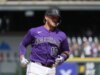 Rockies C Hunter Goodman (dito) lascia il gioco dopo essere stato colpito dal campo