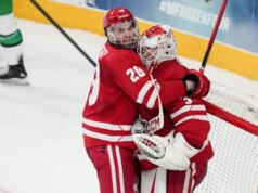 I Blue Bloods di Denver, Wisconsin, si scontrano nella partita di campionato di Frozen 4