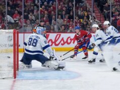 Cole Caufield segna il cinquantesimo gol; I Canadien raggiungono tardi il vantaggio su Lightning