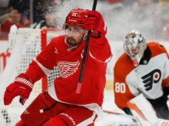 Dylan Larkin segna una tripletta mentre i Pink Wings colpiscono i Flyers