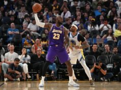 I Lakers guardano in alto prima dell’incontro contro i Suns