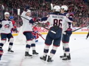 Le giacche blu combattono contro i Bruins, cercando di mantenere vive le speranze di playoff