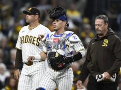 Padres C Freddy Fermin colpito da una palla foul, lascia il gioco contro Mariners