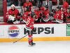 I Blackhawks segnano cinque gol consecutivi per battere gli Sharks nel finale di stagione
