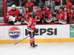 I Blackhawks segnano cinque gol consecutivi per battere gli Sharks nel finale di stagione