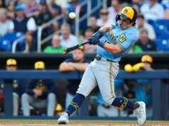 Il rally del decimo inning di tre run manda Brewers a superare Marlins