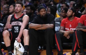 Rockets F Kevin Durant prende una decisione in fase di gioco per Gara 2