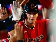 Chase DeLauter dei Guardiani cerca di scaldarsi nel finale contro Astros