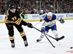 Alex Tuch segna il vincitore della partita mentre i Sabres si portano in vantaggio per 2-1 nella serie contro Bruins