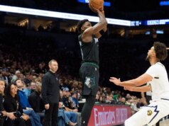 La star dei T-wolves Anthony Edwards (ginocchio) esce dalla partita contro i Nuggets