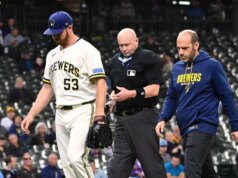 Il Brewers RHP Brandon Woodruff esce dopo un calo di velocità