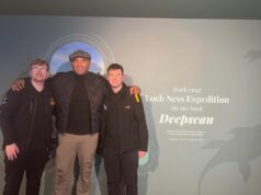 Dave Bautista sperimenta il “mistero” di Loch Ness mentre si ferma nel sito dei visitatori