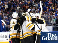 Migliaia di tifosi statunitensi di hockey cantano l’inno canadese in mezzo alle tensioni tra i paesi vicini