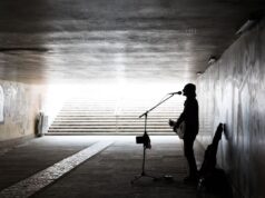 Busker invita uno sconosciuto a cantare con lui nel parco, poi la gente si rende conto che è famosa