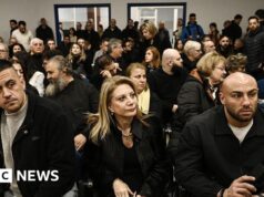 Le famiglie si accalcano davanti al tribunale greco per il processo sull’incidente ferroviario più mortale