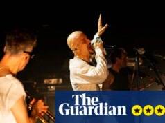 Recensione di James – una band speciale che continua a riempire le arene con inni di calore e umanità