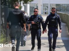 Presunto uomo armato di 89 anni trattenuto in Grecia dopo cinque feriti