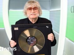 Il compositore gallese entra nella storia come musica in cima alle classifiche mondiali