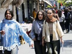 A Teheran i soldi scarseggiano e il ritorno alla guerra incombe sulla vita quotidiana