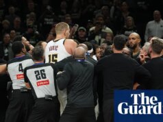 Nikola Jokić va su tutte le furie dopo il beffardo layup di McDaniels nella sconfitta dei Nuggets contro i Timberwolves