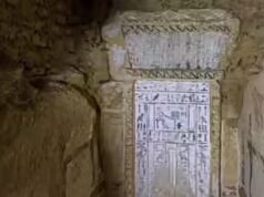 Mummia ricoperta d’oro di 4.300 anni trovata sigillata in un profondo pozzo egiziano, sciocca gli archeologi