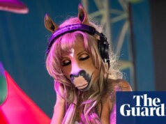 Energia del personaggio di Mane: il provocatore pop in parte fastidioso HorsegiirL parla di burnout, brani ecologici e pomposi DJ idioti