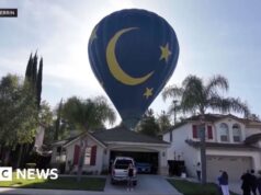 Una mongolfiera effettua un atterraggio di emergenza nel cortile della California