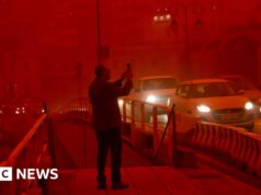 L’uomo muore nella tempesta mentre la polvere del Sahara avvolge Creta