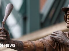 Statua del baseball rotta mentre viene inaugurata a Seattle