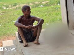 Indignazione dopo che un uomo indiano trasporta lo scheletro di sua sorella in una banca per dimostrare la sua morte