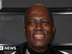 Il “saggio anziano” di Ladysmith Black Mambazo muore all’età di 77 anni