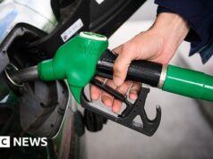 I prezzi del petrolio crollano mentre l’Iran dichiara lo Stretto “aperto”