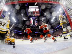 Rassicuratevi, Cam York n’a blessé personne en lançant son bâton dans les gradins après son ma victorieux mercredi
