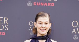Rosamund Pike considera il teatro il suo “primo amore”