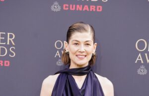 Rosamund Pike considera il teatro il suo “primo amore”