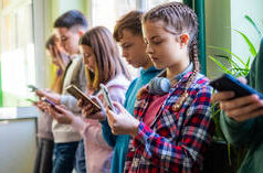 È ora di vietare gli smartphone nelle scuole