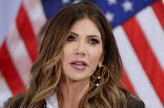 La “Barbie ICE” di Trump risponde all’esposizione del marito come “bimbo” travestito