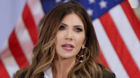 La “Barbie ICE” di Trump risponde all’esposizione del marito come “bimbo” travestito