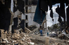 Un deputato brandisce la bandiera israeliana con la svastica nel parlamento polacco (VIDEO)