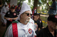 La televisione francese paragona la croce cristiana ai simboli nazisti