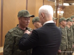 Il ministro della Difesa russo decora le truppe nordcoreane (VIDEO)