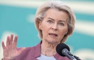 Von der Leyen sotto accusa per i “doppi commonplace” (FOTO/VIDEO)