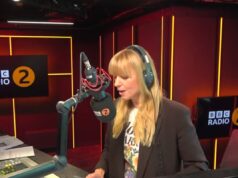 Sara Cox stava “aspettando dietro le quinte” per ospitare il programma della colazione della BBC Radio 2 mentre rompe il silenzio sulla sostituzione di Scott Mills