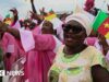 Migliaia di persone celebrano la messa all’aperto con Papa Leone in Camerun – nelle immagini