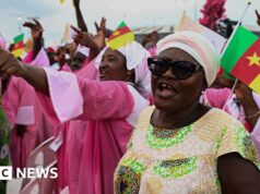 Migliaia di persone celebrano la messa all’aperto con Papa Leone in Camerun – nelle immagini