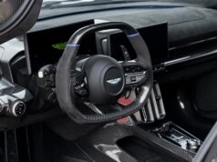 Recensione Aston Martin Valhalla (2026): un ibrido plug-in da 1 milione di dollari